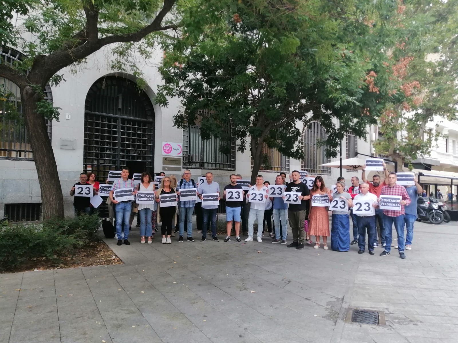 Protesta a las puertas de UGT Aragón por los 23 fallecidos en accidente de trabajo