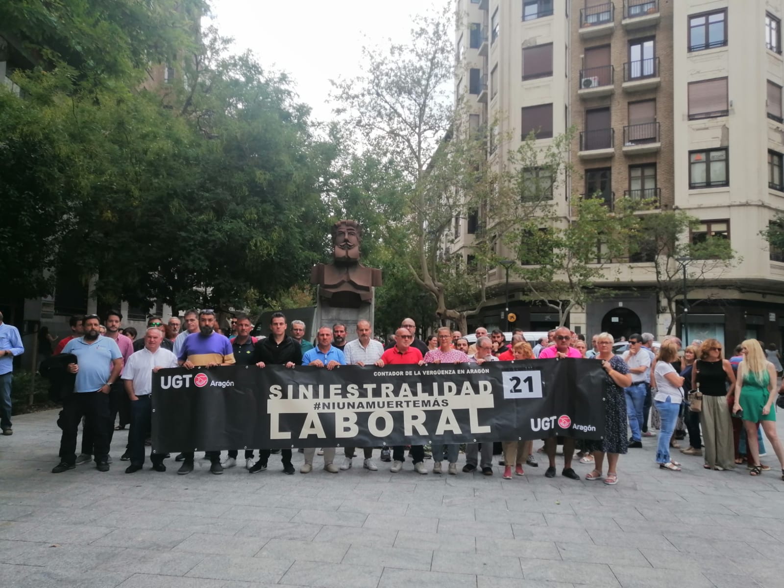 Concentración en protesta a las puertas de UGT Aragón