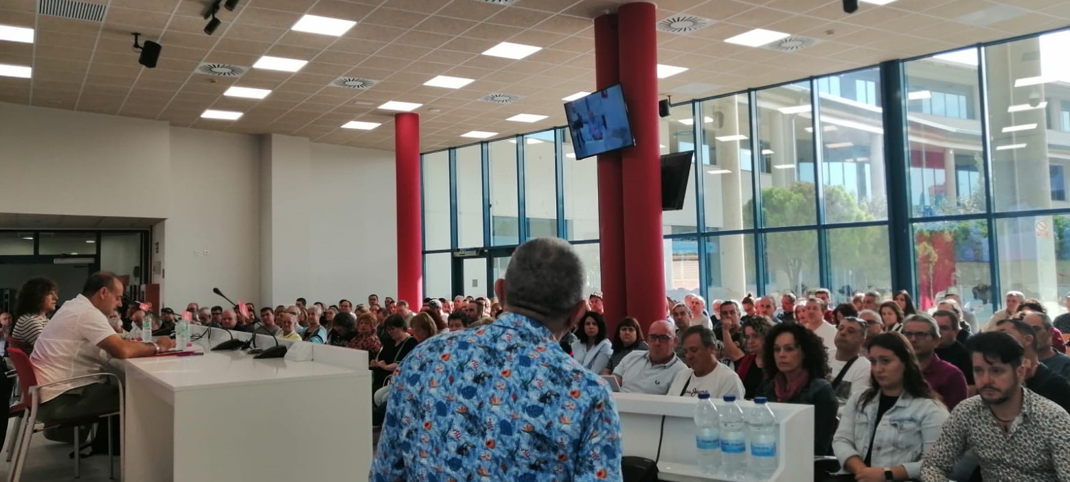 Imagen de espaldas de Pepe Alvarez en la asamblea de delegados de octubre de 2023