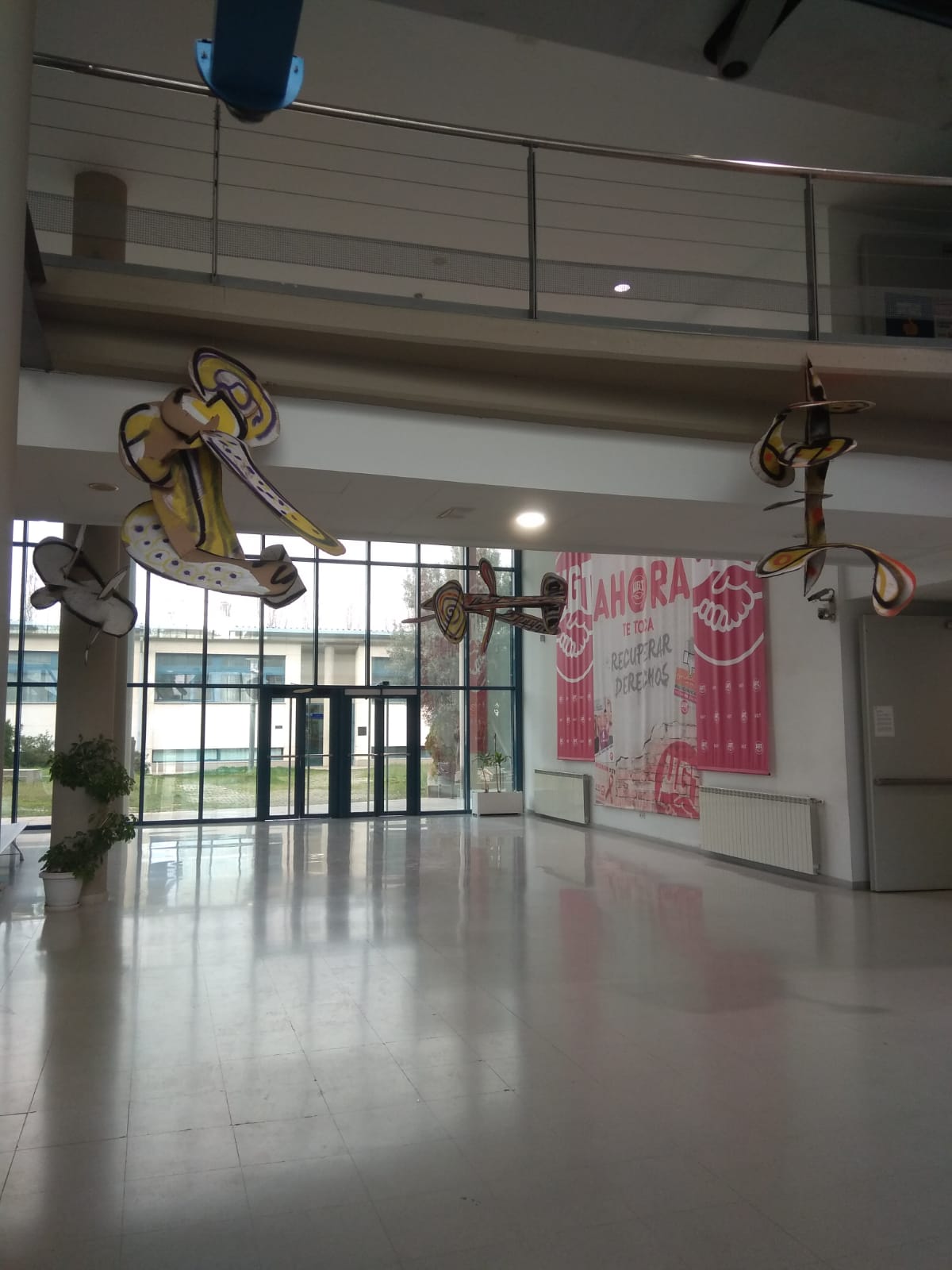 La exposición "Pulso" dedicada a la mujer llena los espacios de UGT Aragón 